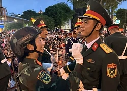 Tình cờ lướt qua cử chỉ yêu thương của cặp đôi chiến sĩ, nam quân nhân có biểu cảm mặn mòi "lên xu hướng"