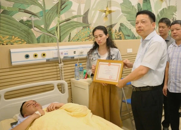 Trung tá công an ở Hà Nội bị xe máy chở 3 tông nhập viện