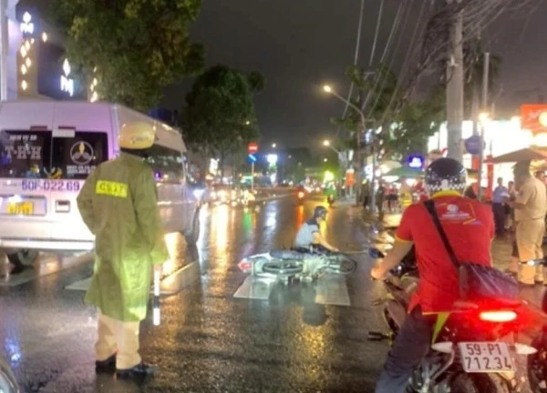 Xe máy va chạm ô tô khách trong cơn mưa tầm tã, nam sinh viên tử vong