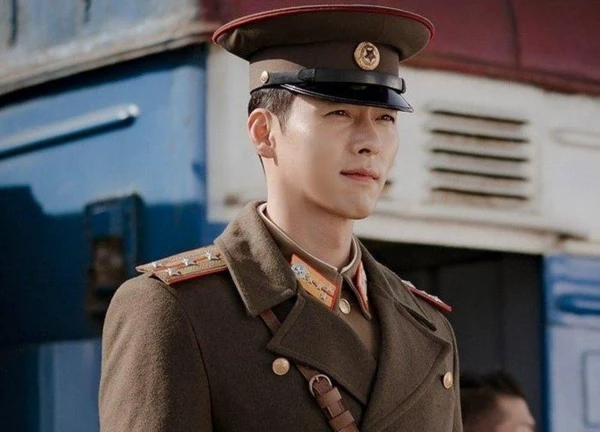 Xem lại khoảnh khắc Hyun Bin xuống tàu gây sốt trong 'Hạ cánh nơi anh'