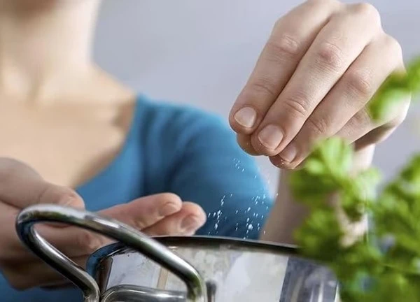 Ăn muối hay mì chính gây hại sức khỏe hơn?
