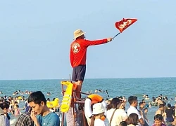 Biển Sầm Sơn 'ken đặc' du khách ngày nghỉ lễ đầu tiên