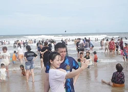Biển Vũng Tàu đông nghịt khách chiều 30-4