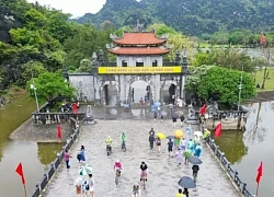 Du khách 'đội mưa' đi du lịch Ninh Bình