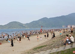 Các khu, điểm du lịch biển Hà Tĩnh kín khách ngày đầu kỳ nghỉ lễ