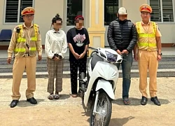 Cặp nam nữ đi xe máy một bánh, bốc đầu trên đường phố
