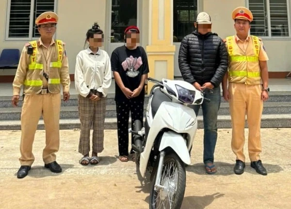 Cặp nam nữ đi xe máy một bánh, bốc đầu trên đường phố