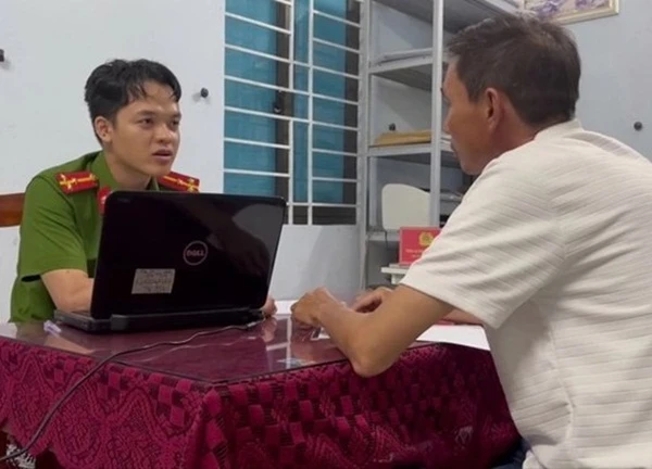 Cha dàn dựng "màn kịch" nhặt ví tiền để con trai "lập công chuộc tội"