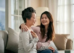 Chạy xe máy gần trăm cây số về quê, tôi xúc động khi mẹ chồng nói một câu
