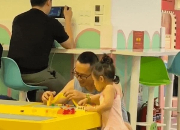 Hai khung cảnh trái ngược tại khu vui chơi trong TTTM ngày lễ: Ranh giới giữa bận rộn và vô tâm mong manh lắm!