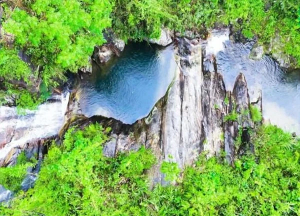 Dòng thác trong xanh giữa đại ngàn đẹp tựa bức tranh