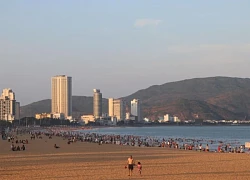 Biển Vũng Tàu đông nghẹt người tắm 'giải nhiệt' ngày đầu kỳ nghỉ lễ 30/4
