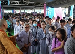 Hàng ngàn phật tử xếp hàng chờ chiêm bái Xá lợi Đức Phật ở Bình Chánh