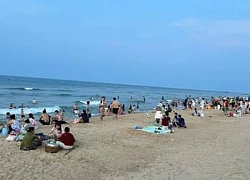 Hình ảnh bãi biển Huế trong ngày đầu nghỉ lễ 30-4
