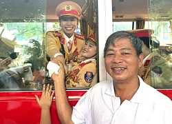 Khoảnh khắc nữ chiến sĩ bật khóc tại lễ diễu binh 30/4