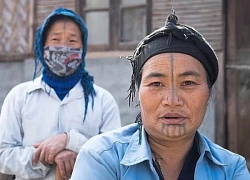Kỳ lạ bộ tộc bắt phụ nữ bịt lỗ mũi để bớt đẹp