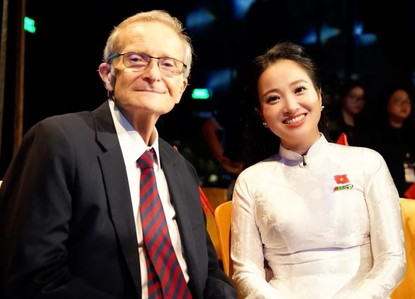 MC có màn 'bắn' tiếng Anh đối thoại với nhân chứng lịch sử là ai?