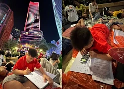 Nam sinh Hải Dương gây thú vị vì vừa học bài vừa "hóng" đại lễ