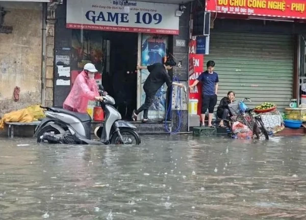 Thành phố Hà Nội có nhiều điểm ngập sau cơn mưa lớn