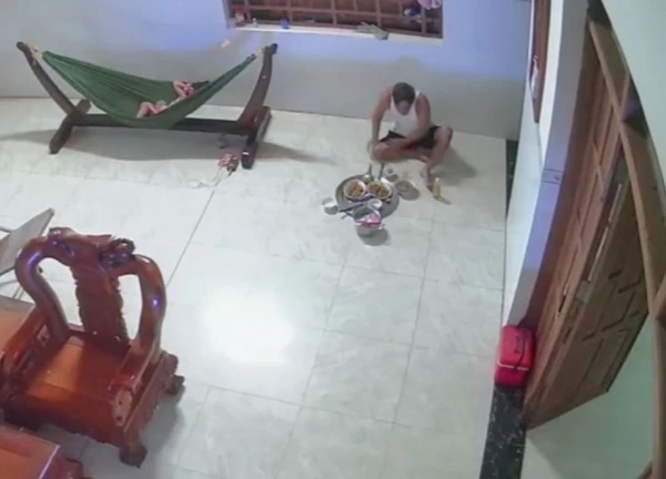 Sự đối lập trong bữa cơm của bố qua camera khiến con gái xem xong thấy bất lực, nước mắt chảy dài