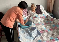 Đi làm giúp việc nhưng muốn đón cả mẹ già lên ở cùng, cô chủ liền ra tay xử lý khiến tôi rơi nước mắt
