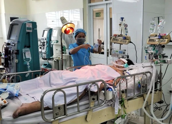 TPHCM: Đốt rác trong vườn bằng xăng, người phụ nữ bị cháy toàn thân nặng nề