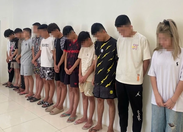 Trêu ghẹo 2 thiếu nữ ở Sầm Sơn, 2 thanh niên bị đánh gục trên đường