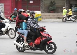 Vợ chồng đùm túm đi xe máy về quê: Bố mẹ đã già, chẳng còn nhiều dịp 30/4 nữa