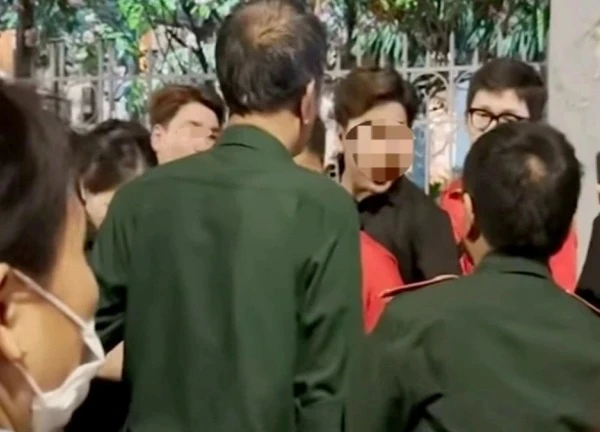 Vụ sinh viên vô lễ với cựu chiến binh: Trường Văn Lang họp khẩn; xuất hiện bài xin lỗi nghi dùng AI