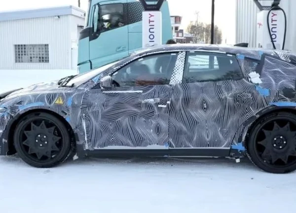 Xe điện đầu tiên của Ferrari Elettrica bị bắt gặp trên đường thử