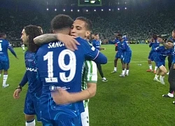 Antony được Sancho an ủi sau khi bật khóc tại chung kết Conference League