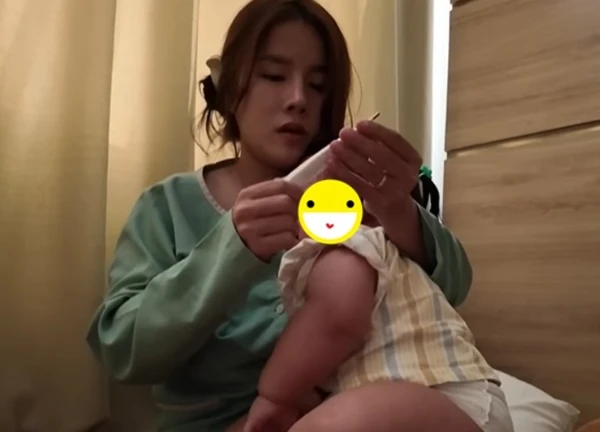 Bà Nhân Vlog bị chỉ trích vì con bị Covid-19 cũng đưa lên làm content