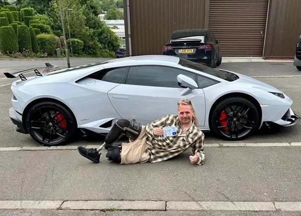 Bị chỉ trích vì đỗ xe ở chỗ cho người khuyết tật, tài xế Lamborghini làm một hành động khiến cả MXH 'quay xe' gấp