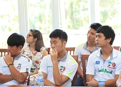 Công Phượng gây sốc với diện mạo mới, sao bóng đá lái xế hộp xịn, mang cả "đồ nghề" massage lên hội quân ĐT Việt Nam