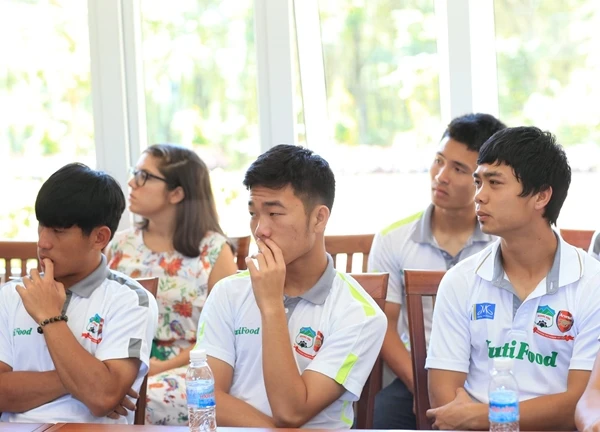 Công Phượng gây sốc với diện mạo mới, sao bóng đá lái xế hộp xịn, mang cả "đồ nghề" massage lên hội quân ĐT Việt Nam