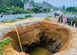 Dừng hút nước tại 'hố tử thần' có người mất tích