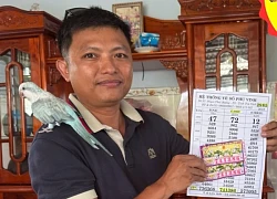 Người đàn ông hái dừa thuê ở Cần Thơ trúng 2 tờ vé số độc đắc, gọi đại lý từ Trà Vinh sang đổi
