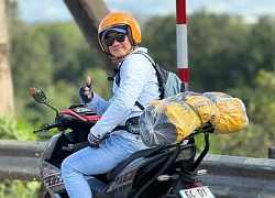 Người đàn ông rong ruổi các tỉnh miền Tây chụp biển địa giới trước sáp nhập