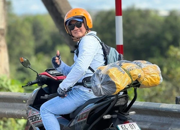 Người đàn ông rong ruổi các tỉnh miền Tây chụp biển địa giới trước sáp nhập