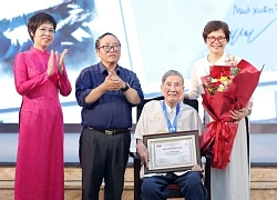 Nhạc sĩ Phạm Tuyên được trao giải thưởng "Hiệp sĩ Dế Mèn"
