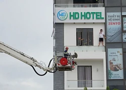 Thót tim cảnh thanh niên đứng chênh vênh ở lan can tầng 4 nhà nghỉ