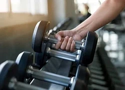 Vì sao phụ nữ sau tuổi 30 nên bắt đầu tập tạ nhẹ?
