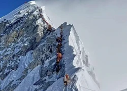 Hàng trăm người xếp hàng chờ chinh phục đỉnh Everest
