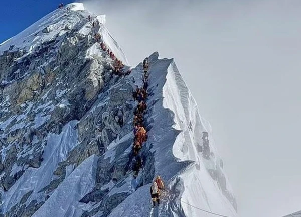Hàng trăm người xếp hàng chờ chinh phục đỉnh Everest