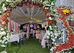 Độc lạ Quảng Ninh: Hội phụ huynh tặng lẵng hoa kèm quả mừng tổng kết năm học gây bão mạng