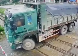 Tài xế xe ben cố tình vượt đường sắt, đâm hỏng gác chắn khi tàu đang đến