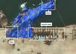 Triều Tiên tung loạt bóng bay bí ẩn tiếp cận chiến hạm lật khi hạ thủy