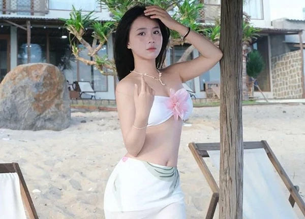 Bạn gái tiền đạo ĐT Việt Nam diện bikini đầy quyến rũ