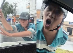 Bị chặn đầu xe, bẻ cần gạt nước, tài xế ô tô chỉ im lặng ghi hình