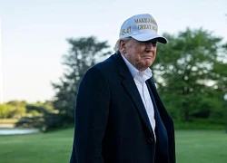 Bị phản ứng về bức ảnh mặc đồ Giáo hoàng, ông Trump lên tiếng